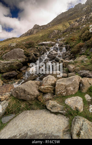 Mountain Stream auf der Cwm Idwal Track im Snowdonia National Park in Nordwales Stockfoto