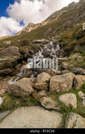 Mountain Stream auf der Cwm Idwal Track im Snowdonia National Park in Nordwales Stockfoto