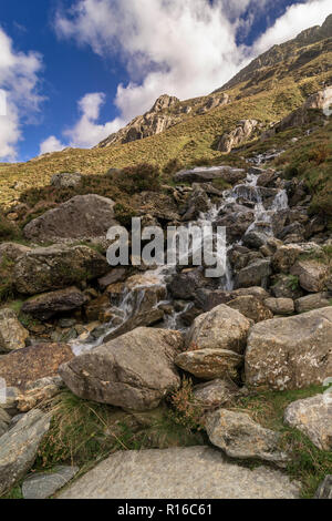 Mountain Stream auf der Cwm Idwal Track im Snowdonia National Park in Nordwales Stockfoto
