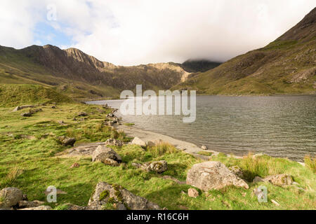 Blick über Llyn Llydaw neben der Bergleute Track auf den Gipfel des Mount Snowdon in Nord Wales Stockfoto