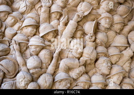 Französisch 1918 Waffenstillstand feiern von homecoming Truppen die Wiedervereinigung mit ihren Lieben. Skulptur auf dem Toulouse Kriegerdenkmal, von Camille Raynaud Stockfoto