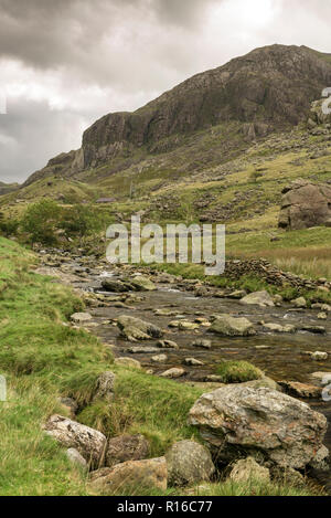 Afon Nant Peris, Fluss, der durch Llanberis Pass in Snowdonia, Gwynedd, Wales. Stockfoto