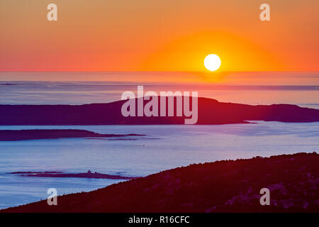 Sonnenaufgang in Acadia Nationalpark beobachtet vom Cadillac Mountain. Stockfoto