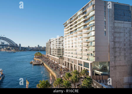 Mit der Sydney Harbour Bridge auf der Rückseite, Apartment Gebäude, darunter die berüchtigte "Toaster" Linie der Küste von East Circular Quay, Sydney Harbour Stockfoto