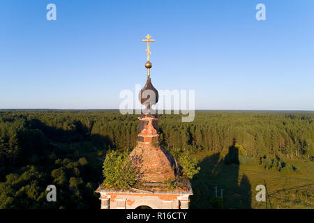Fragment der Glockenturm der Kirche von St. Nicholas das Wonderworker im Dorf Argunovo. Russland. Stockfoto