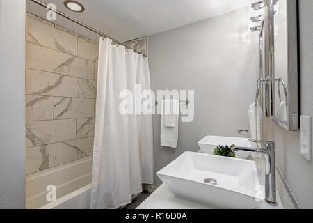 Badezimmer Waschtisch Schrank für zwei Waschbecken. Klassische Möbel