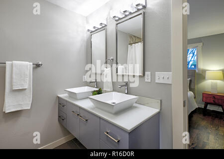 Luxuriöse Master Badezimmer mit blauen Eitelkeit Kabinett und zwei rechteckigen Schiff sinkt. Stockfoto