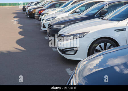 Anzahl der Autos auf der Außenseite auf dem Parkplatz Stockfoto
