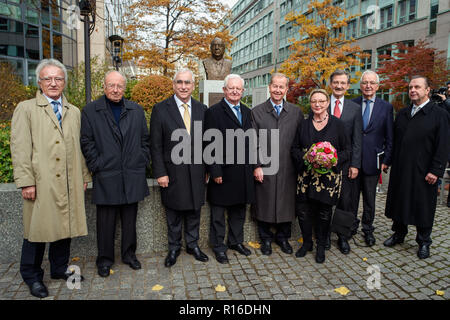 09.November 2018, Berlin: Horst Teltschik (CDU, l-r), ehemaliger politischer Referent im Bundeskanzleramt, Rupert Scholz (CDU), ehemaliger Verteidigungsminister, Theo Waigel (CSU), ehemaliger Bundesminister der Finanzen, Rudolf Seiters (CDU), ehemaliger Bundesminister des Innern, Friedrich Bohl (CDU), ehemaliger Chef des Bundeskanzleramtes, Christine Dewerny, Bildhauer, Hermann Otto Solms (FDP), ehemaliger Vizepräsident des Deutschen Bundestages, Klaus Töpfer (CDU), ehemaliger Bundesminister für Umwelt, Naturschutz und Reaktorsicherheit und Ernst Freiberger, Unternehmer und Investor, stehen Stockfoto