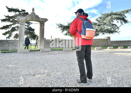 Noyelles-sur-Mer. 9 Nov, 2018. Ein Reisender besuchen Sie den chinesischen Friedhof Nolette in Noyelles-sur-Mer, Frankreich an November 6, 2018. Die chinesischen Friedhof und Denkmal, in der Ortschaft Nolette, ist der größte in Europa. Während des Ersten Weltkrieges rund 140.000 chinesische Arbeiter in Europa angekommen logistische Dienstleistungen für die alliierten Truppen, von denen etwa 20.000 ihr Leben im Krieg verloren hatte. Die Nov. 11, 2018 markiert den hundertsten Jahrestag des Endes des Ersten Weltkriegs Credit: Chen Yichen) (Psw/Xinhua/Alamy leben Nachrichten Stockfoto