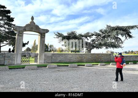 Noyelles-sur-Mer. 9 Nov, 2018. Ein Reisender besuchen Sie den chinesischen Friedhof Nolette in Noyelles-sur-Mer, Frankreich an November 6, 2018. Die chinesischen Friedhof und Denkmal, in der Ortschaft Nolette, ist der größte in Europa. Während des Ersten Weltkrieges rund 140.000 chinesische Arbeiter in Europa angekommen logistische Dienstleistungen für die alliierten Truppen, von denen etwa 20.000 ihr Leben im Krieg verloren hatte. Die Nov. 11, 2018 markiert den hundertsten Jahrestag des Endes des Ersten Weltkriegs Credit: Chen Yichen) (Psw/Xinhua/Alamy leben Nachrichten Stockfoto