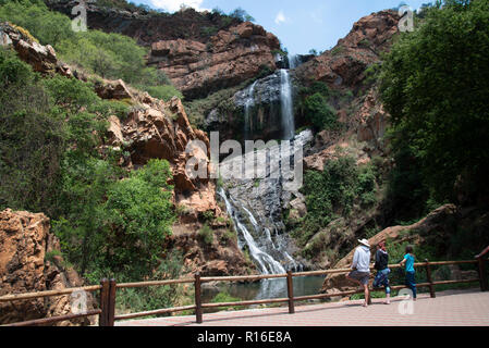 Johannesburg, Südafrika, 9. November 2018. Die Menschen beobachten, wie der Crocodile River in die Walter Sisulu botanischen Garten fließt, am späten Morgen Freitag. Credit: Eva-Lotta Jansson/Alamy leben Nachrichten Stockfoto