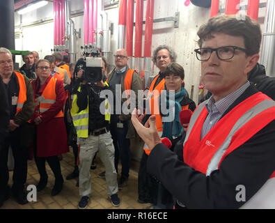 Berlin, Deutschland. 09 Nov, 2018. Flughafen Geschäftsführer Engelbert Lütke Daldrup (r) führt die Mitglieder des BER-Untersuchungsausschuss und Journalisten über den Flughafen Tegel. (Zu "Betreiber: In Tegel dauerhaft nur halb so viele Passagiere möglich" vom 09.11.2018) Credit: Burkhard Fraune/dpa/ZB/dpa/Alamy leben Nachrichten Stockfoto