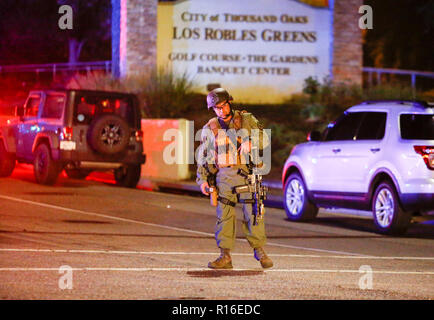 Peking, USA, China. 8 Nov, 2018. Polizisten sichern die Straße, die an der Grenzlinie Bar und Grill, wo ein bewaffneter Bandit shot Menschen in Thousand Oaks, Kalifornien, USA, Nov. 8, 2018. Credit: Zhao Hanrong/Xinhua/Alamy leben Nachrichten Stockfoto