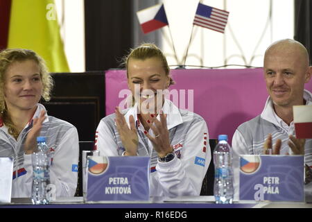 Prag, Tschechische Republik. 09 Nov, 2018. Tschechische Tennisspieler L-R KATERINA SINIAKOVA, Petra Kvitova und nicht Kapitän PETR PALA beobachten Auslosung während der Ziehung der Tschechischen Republik vs USA tennis Fed Cup Finale in Prag, Tschechische Republik, November 9, 2018. Credit: Roman Vondrous/CTK Photo/Alamy leben Nachrichten Stockfoto