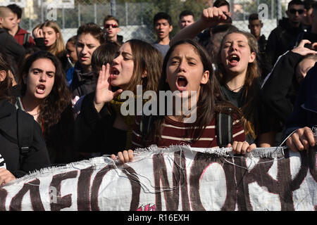 Athen, Griechenland. 9. Nov 2018. Studenten protestieren gegen Reformen im Bildungssystem vor dem Ministerium für Bildung in Athen, Griechenland. Credit: Nicolas Koutsokostas/Alamy Leben Nachrichten. Stockfoto