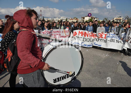 Athen, Griechenland. 9. Nov 2018. Studenten protestieren gegen Reformen im Bildungssystem vor dem Ministerium für Bildung in Athen, Griechenland. Credit: Nicolas Koutsokostas/Alamy Leben Nachrichten. Stockfoto