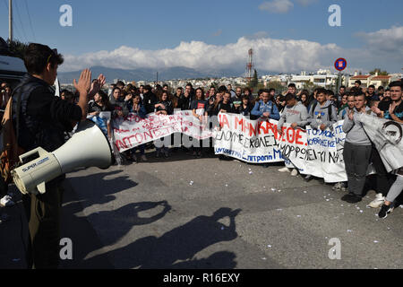 Athen, Griechenland. 9. Nov 2018. Studenten protestieren gegen Reformen im Bildungssystem vor dem Ministerium für Bildung in Athen, Griechenland. Credit: Nicolas Koutsokostas/Alamy Leben Nachrichten. Stockfoto