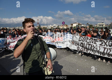 Athen, Griechenland. 9. Nov 2018. Studenten protestieren gegen Reformen im Bildungssystem vor dem Ministerium für Bildung in Athen, Griechenland. Credit: Nicolas Koutsokostas/Alamy Leben Nachrichten. Stockfoto