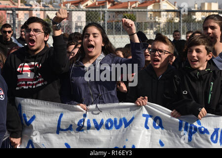 Athen, Griechenland. 9. Nov 2018. Studenten protestieren gegen Reformen im Bildungssystem vor dem Ministerium für Bildung in Athen, Griechenland. Credit: Nicolas Koutsokostas/Alamy Leben Nachrichten. Stockfoto