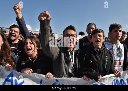 Athen, Griechenland. 9. Nov 2018. Studenten protestieren gegen Reformen im Bildungssystem vor dem Ministerium für Bildung in Athen, Griechenland. Credit: Nicolas Koutsokostas/Alamy Leben Nachrichten. Stockfoto