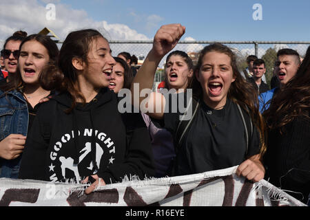 Athen, Griechenland. 9. Nov 2018. Studenten protestieren gegen Reformen im Bildungssystem vor dem Ministerium für Bildung in Athen, Griechenland. Credit: Nicolas Koutsokostas/Alamy Leben Nachrichten. Stockfoto