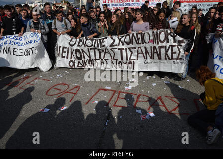 Athen, Griechenland. 9. Nov 2018. Studenten protestieren gegen Reformen im Bildungssystem vor dem Ministerium für Bildung in Athen, Griechenland. Credit: Nicolas Koutsokostas/Alamy Leben Nachrichten. Stockfoto