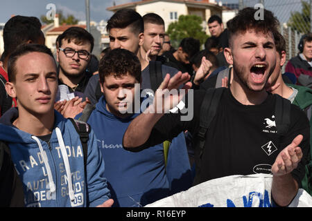 Athen, Griechenland. 9. Nov 2018. Studenten protestieren gegen Reformen im Bildungssystem vor dem Ministerium für Bildung in Athen, Griechenland. Credit: Nicolas Koutsokostas/Alamy Leben Nachrichten. Stockfoto