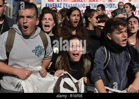 Athen, Griechenland. 9. Nov 2018. Studenten protestieren gegen Reformen im Bildungssystem vor dem Ministerium für Bildung in Athen, Griechenland. Credit: Nicolas Koutsokostas/Alamy Leben Nachrichten. Stockfoto