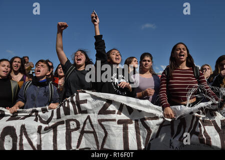 Athen, Griechenland. 9. Nov 2018. Studenten protestieren gegen Reformen im Bildungssystem vor dem Ministerium für Bildung in Athen, Griechenland. Credit: Nicolas Koutsokostas/Alamy Leben Nachrichten. Stockfoto