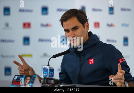 London, Großbritannien. 09 Nov, 2018. London, Großbritannien. 9 Nov, 2018. Roger Federer (Schweiz) Während die Medien Tag am Nitto ATP World Tour Finals in London in der O2, London, England am 9. November 2018. Foto von Andy Rowland. Credit: Andrew Rowland/Alamy leben Nachrichten Stockfoto