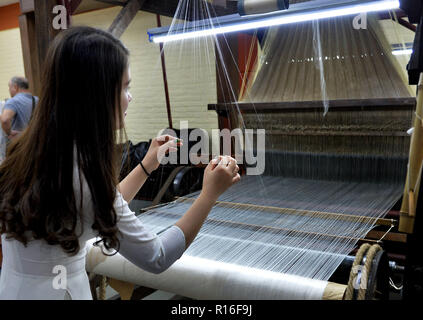 Hanoi, Vietnam. 8 Nov, 2018. Eine junge Frau arbeitet bei Van Phuc Seide Dorf in Hanoi, Vietnam, an November 8, 2018. Van Phuc ist eine der bekanntesten und ältesten Seide - Weberei Dorf in Vietnam. Ihre Produkte sind nicht nur vielfältig in Vietnam verzehrt, aber auch in vielen anderen Ländern und Regionen in der ganzen Welt exportiert. Credit: Ngo Minh Tien/Xinhua/Alamy leben Nachrichten Stockfoto