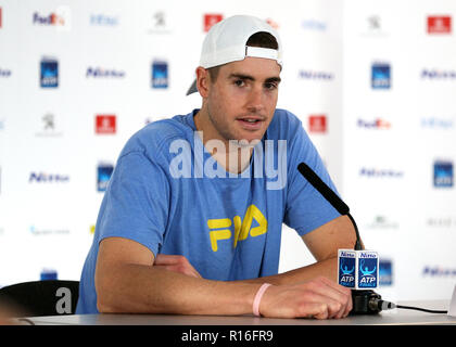 9. November 2018, O2 Arena, London, England; Nitto ATP-Tennisturniers, Medien Tag; John Isner Beantwortung von Fragen aus dem von der Presse Stockfoto