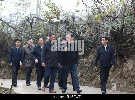 Zhengzhou, Provinz Henan in China. 7 Nov, 2018. Zhao Leji (2. R), ein Mitglied des Ständigen Ausschusses des Politbüros der Kommunistischen Partei Chinas (CPC) Central Committee und Leiter der "Zentralen Kommission für Disziplin Inspektion der CPC, besucht die Wuwan Dorf in Nanyang City, Central China Provinz Henan, November 7, 2018. Zhao, eine Besichtigungsreise zu den zentralen China Provinz Henan vom 6. bis 9. Credit: Ding Ling/Xinhua/Alamy leben Nachrichten Stockfoto