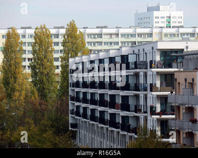 Berlin, Deutschland. 02 Nov, 2018. Neu Wohngebäude in Schreiberhauer Straße gebaut (r) und vorgefertigte Gebäude in Wilhelm-Guddorf-Straße im Bezirk Lichtenberg. Credit: Soeren Stache/dpa-Zentralbild/ZB/dpa/Alamy leben Nachrichten Stockfoto