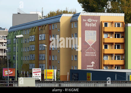 Berlin, Deutschland. 02 Nov, 2018. Der DDR Design Hostel Ostel' in der Nähe des Ostbahnhofs auf der Straße der Pariser Kommune. Credit: Soeren Stache/dpa-Zentralbild/ZB/dpa/Alamy leben Nachrichten Stockfoto