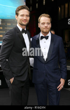 August Wittgenstein und Stefan Konarske die Teilnahme an der 20. GQ Männer des Jahres" in der Komischen Oper am 8. November 2018 in Berlin, Deutschland. Stockfoto