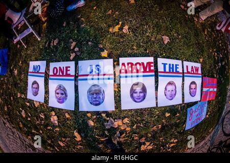 München, Bayern, Deutschland. 9 Nov, 2018. Als Reaktion auf den erzwungenen Rücktritt des Attorney General Jeff Sessions, American Expatriates in München, Deutschland protestierten vor dem Amerikanischen Konsulat in einem von über 900 weltweit "Niemand ist vor Proteste das Gesetz". Die Demonstranten befürchten, dass Trump ist, bewegt sich das spezielle Beratung Untersuchung vorzeitig beenden von Robert Mueller in ausländische Einmischung in die Präsidentschaftswahlen 2016. Credit: Sachelle Babbar/ZUMA Draht/Alamy leben Nachrichten Stockfoto