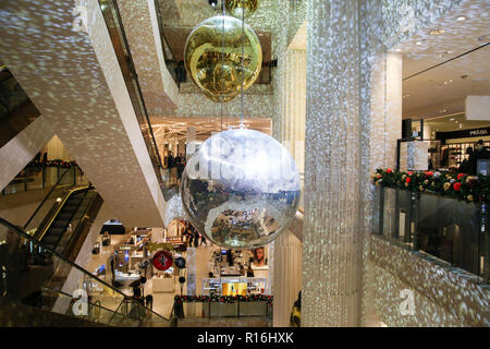 London, Großbritannien. 9 Nov, 2018. Innenansicht. Selfridges Selfridges in der Oxford Street, London ist mit großen glitter Kugeln und Weihnachtsbeleuchtung für die festliche Jahreszeit eingerichtet. Credit: Dinendra Haria/SOPA Images/ZUMA Draht/Alamy leben Nachrichten Stockfoto