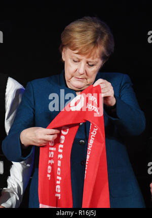 Greifswald, Deutschland. 09 Nov, 2018. Bundeskanzlerin Angela Merkel besucht die Ehrung von 280 jungen Meistern in der Kathedrale von der Handwerkskammer. Greifswald ist in Merkels Wahlkreis. Vor knapp zwei Wochen, Merkel hatte angekuendigt, nicht fuer Bundesamt würde erneut ausführen. Quelle: Stefan Sauer/dpa/Alamy leben Nachrichten Stockfoto