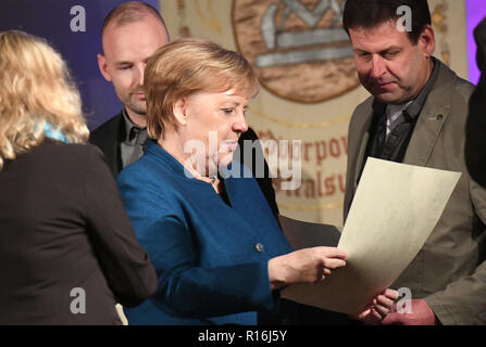 Greifswald, Deutschland. 09 Nov, 2018. Bundeskanzlerin Angela Merkel besucht die Ehrung von 280 jungen Meistern in der Kathedrale von der Handwerkskammer. Greifswald ist in Merkels Wahlkreis. Vor knapp zwei Wochen, Merkel hatte angekuendigt, nicht fuer Bundesamt würde erneut ausführen. Quelle: Stefan Sauer/dpa/Alamy leben Nachrichten Stockfoto