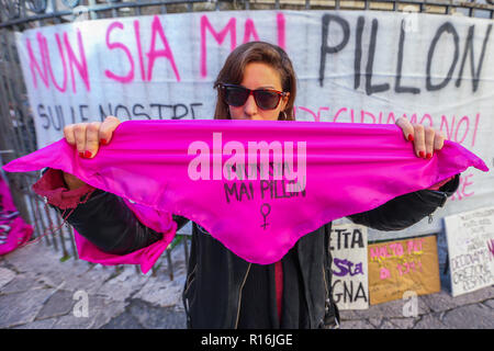 Napoli, Kampanien, Italien, 9. Nov 2018. , San Domenico, Frauen in den Straßen gegen die Pillon Dekret zu protestieren, nein zu sagen, wenn die Rechnung, dass sexistische beschuldigt wurde und gegen Frauen, die in der schwächeren Situationen Credit: Antonio Balasco/Alamy Leben Nachrichten gehen Stockfoto