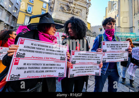 Napoli, Kampanien, Italien, 9. Nov 2018. , San Domenico, Frauen in den Straßen gegen die Pillon Dekret zu protestieren, nein zu sagen, wenn die Rechnung, dass sexistische beschuldigt wurde und gegen Frauen, die in der schwächeren Situationen Credit: Antonio Balasco/Alamy Leben Nachrichten gehen Stockfoto