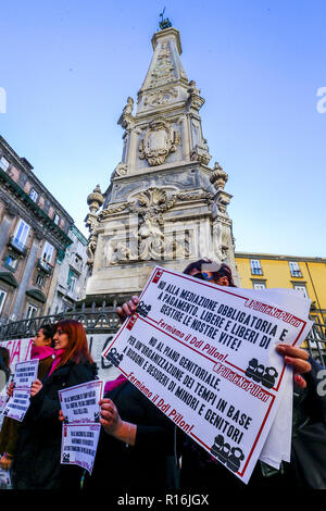 Napoli, Kampanien, Italien, 9. Nov 2018. , San Domenico, Frauen in den Straßen gegen die Pillon Dekret zu protestieren, nein zu sagen, wenn die Rechnung, dass sexistische beschuldigt wurde und gegen Frauen, die in der schwächeren Situationen Credit: Antonio Balasco/Alamy Leben Nachrichten gehen Stockfoto