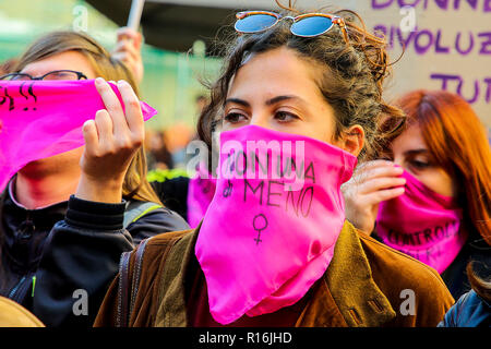 Napoli, Kampanien, Italien, 9. Nov 2018. , San Domenico, Frauen in den Straßen gegen die Pillon Dekret zu protestieren, nein zu sagen, wenn die Rechnung, dass sexistische beschuldigt wurde und gegen Frauen, die in der schwächeren Situationen Credit: Antonio Balasco/Alamy Leben Nachrichten gehen Stockfoto