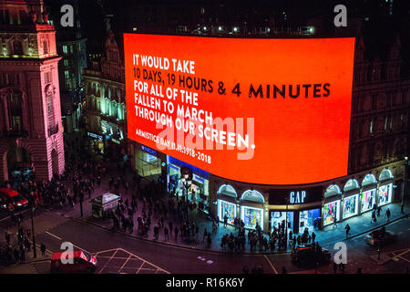 London, Großbritannien. 9 Nov, 2018. Ein commemorative Waffenstillstand Screening am Piccadilly Circus durch Landsec, Westminster City Council und TMW Unbegrenzte bewirtete die 1,119,193 Commonwealth Soldaten und Frauen während des Ersten Weltkrieges getötet auf das 100-jährige Jubiläum des Waffenstillstandes zu erinnern. Jedes Paar marschierender Stiefel stellt ein Soldat während des Konflikts getötet worden, und es wäre mehr als 10 Tage dauern und 19 Stunden für alle diejenigen, die ihr Leben verloren durch den Bildschirm zu marschieren. Credit: Mark Kerrison/Alamy leben Nachrichten Stockfoto