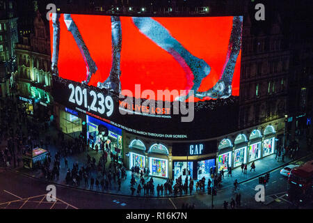 London, Großbritannien. 9 Nov, 2018. Ein commemorative Waffenstillstand Screening am Piccadilly Circus durch Landsec, Westminster City Council und TMW Unbegrenzte bewirtete die 1,119,193 Commonwealth Soldaten und Frauen während des Ersten Weltkrieges getötet auf das 100-jährige Jubiläum des Waffenstillstandes zu erinnern. Jedes Paar marschierender Stiefel stellt ein Soldat während des Konflikts getötet worden, und es wäre mehr als 10 Tage dauern und 19 Stunden für alle diejenigen, die ihr Leben verloren durch den Bildschirm zu marschieren. Credit: Mark Kerrison/Alamy leben Nachrichten Stockfoto