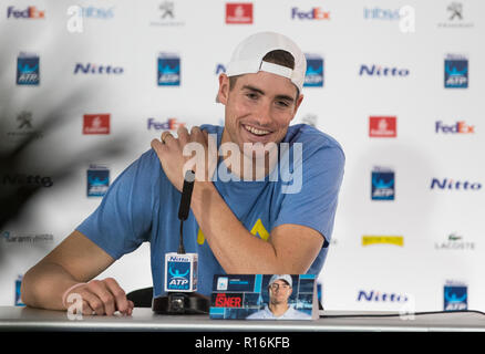 London, Großbritannien. 09 Nov, 2018. John Isner (USA) Während die Medien Tag am Nitto ATP World Tour Finals in London in der O2, London, England am 9. November 2018. Foto von Andy Rowland. Credit: Andrew Rowland/Alamy leben Nachrichten Stockfoto