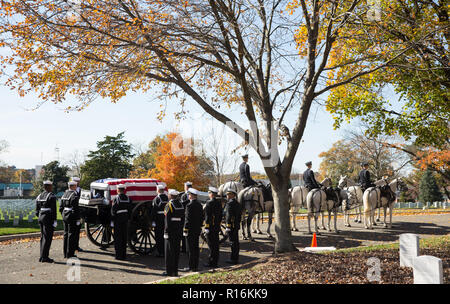 Arlington, Vereinigten Staaten von Amerika. 08 Nov, 2018. Eine von Pferden gezogene Caisson trägt die Überreste der ehemalige Astronaut Alan Bean während einer Internierung Zeremonie auf dem Arlington National Cemetery 8. November 2018 in Arlington, Virginia. Wie ein Astronaut im Jahr 1963 ausgewählt, Bohne flog zweimal die Leertaste, wird der vierte Mensch auf dem Mond am 19. November 1969 zu gehen und verbrachte 59 Tage im Raum als Kommandant der zweiten Skylab Mission 1973. Credit: Planetpix/Alamy leben Nachrichten Stockfoto