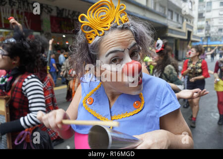 Sao Paulo, Brasilien. 9. November 2018. Am 9. November 2018 INTERNATIONALE KONFERENZ DER FRAUEN: Frauen CLOWNS Clowns an der ''Lachen, Liebe und Widerstand'' Parade durch die Straßen der Altstadt in SÃ £ o Paulo während der Internationalen Konferenz der Frauen Clowns. Über 50 clowns Links die Straßen der Innenstadt in Sao Paulo zu 'palhacear', wobei der öffentliche Raum als Ring und wenn in der Stadt in einer intensiven, künstlerischen und kritischen Weise verwandt! Credit: Cris Fafa/ZUMA Draht/Alamy leben Nachrichten Stockfoto